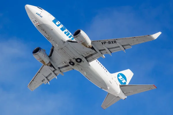 Moscú, Rusia - 20 de marzo de 2019: Avión Boeing 737-524 (WL) VP-BXR de UTair Aviation despega en el aeropuerto de Vnukovo en Moscú sobre un fondo de cielo azul en la soleada mañana — Foto de Stock