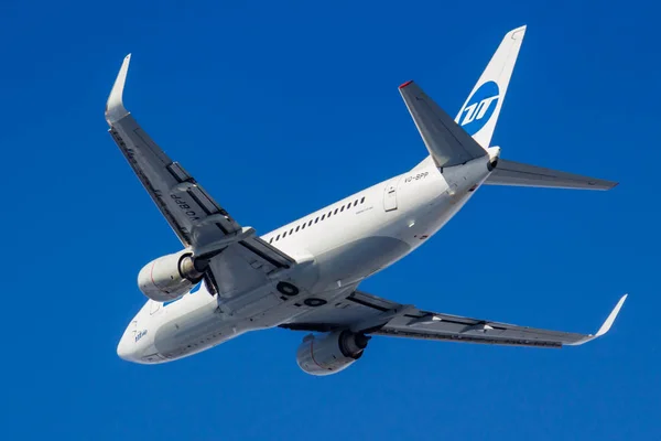 Moscú, Rusia - 20 de marzo de 2019: Avión Boeing 737-524 (WL) VQ-BPP de UTair Aviation despega en el aeropuerto de Vnukovo en Moscú sobre un fondo de cielo azul en la mañana soleada — Foto de Stock