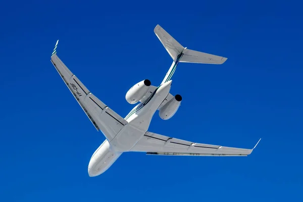 Moscow, Russia - March 20, 2019: Aircraft Bombardier Global 5000 VP-CBF takes off at Vnukovo airport in Moscow on a blue sky background at sunny morning — Stock Photo, Image