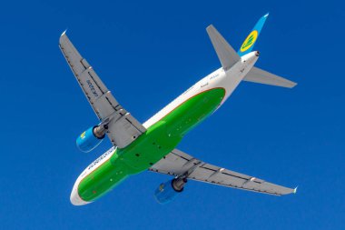 Moskova, Rusya - 20 Mart 2019: Uçak Airbus A320-214 Uzbekistan Airways Uk32011 mavi gökyüzü arka plan üzerinde Moskova'da Vnukovo Havalimanı'nda güneşli sabah kapalı alır