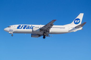 Moskova, Rusya - 26 Mart 2019: Uçak Boeing 737 - 46m Vq-Bhz Utair Havacılık mavi gökyüzü güneşli sabah Moskova'da Vnukovo Uluslararası Havaalanı'nda iniş olacak