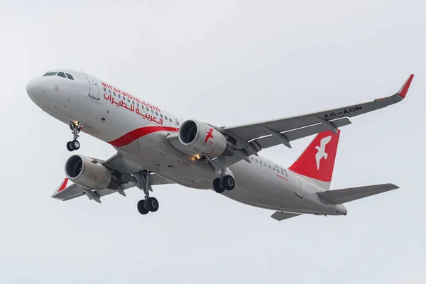 Moscú, Rusia - 17 de marzo de 2019: Airbus A320-214 (WL) A6-AON de Air Arabia aterrizará en el aeropuerto internacional de Domodedovo en Moscú contra el cielo gris en un día nublado — Foto de Stock