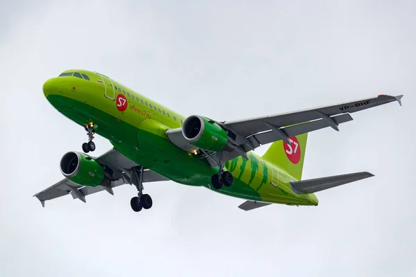 Moscow, Russia - March 17, 2019: Aircraft Airbus A319-114 VP-BHF of S7 - Siberia Airlines going to landing at Domodedovo international airport in Moscow against gray sky on a cloudy day — Stock Photo, Image