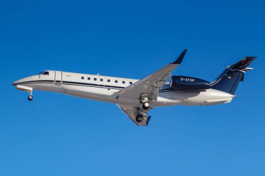 Moskova, Rusya - 26 Mart 2019: Uçak Embraer Emb-135bj eski 650e D-üstüne hava Hamburg mavi gökyüzü güneşli sabah Moskova'da Vnukovo Uluslararası Havaalanı'nda iniş olacak