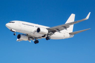Moskova, Rusya - 26 Mart 2019: Uçak Boeing 737-7ct(Wl) 4l-Tgo Airzena Georgian Airways, mavi gökyüzü güneşli sabah Moskova'da Vnukovo Uluslararası Havaalanı'nda iniş olacak