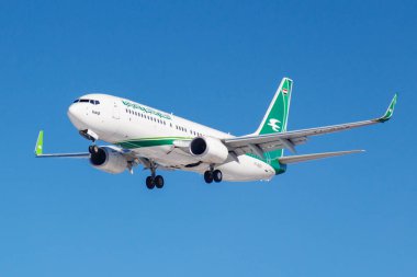Moskova, Rusya - 26 Mart 2019: Uçak Boeing 737-81z(Wl) Yi Asv Irak Havayolları, mavi gökyüzü güneşli sabah Moskova'da Vnukovo Uluslararası Havaalanı'nda iniş olacak