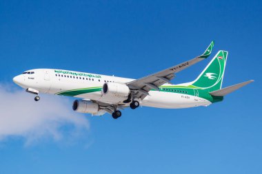 Moskova, Rusya - 26 Mart 2019: Uçak Boeing 737-81z(Wl) Yi Asv Irak Havayolları, mavi gökyüzü güneşli sabah Moskova'da Vnukovo Uluslararası Havaalanı'nda iniş olacak
