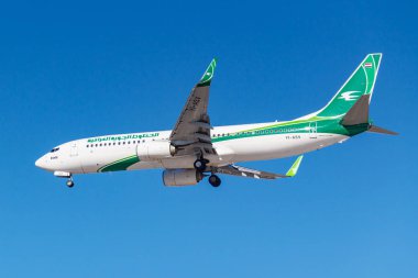 Moskova, Rusya - 26 Mart 2019: Uçak Boeing 737-81z(Wl) Yi Asv Irak Havayolları, mavi gökyüzü güneşli sabah Moskova'da Vnukovo Uluslararası Havaalanı'nda iniş olacak