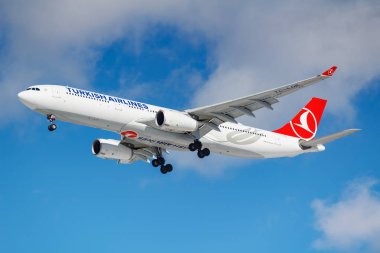 Moskova, Rusya - 26 Mart 2019: Uçak Airbus A330-343 Tc-Loe mavi gökyüzü güneşli sabah Moskova'da Vnukovo Uluslararası Havaalanı'nda iniş olacak karşı Türk Hava Yolları