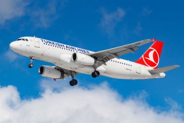 Moskova, Rusya - 26 Mart 2019: Uçak Airbus A320-232 Tc-Juf mavi gökyüzü güneşli sabah Moskova'da Vnukovo Uluslararası Havaalanı'nda iniş olacak karşı Türk Hava Yolları