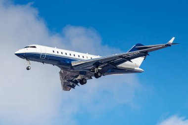 Moskova, Rusya - 26 Mart 2019: Uçak Bombardier Bd-700-1a11 Global 5000 M-Sksm mavi gökyüzü güneşli sabah Moskova'da Vnukovo Uluslararası Havaalanı'nda iniş olacak