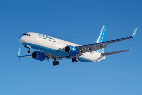 Moscú, Rusia - 26 de marzo de 2019: Avión Boeing 737-8MC (WL) VP-BQB de la aerolínea Pobeda contra el cielo azul en la soleada mañana que aterriza en el aeropuerto internacional de Vnukovo en Moscú — Foto de Stock