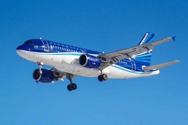 Moscú, Rusia - 26 de marzo de 2019: Airbus A319-111 4K-AZ03 de AZAL Azerbaijan Airlines contra el cielo azul en la mañana soleada que aterriza en el aeropuerto internacional de Vnukovo en Moscú — Foto de Stock