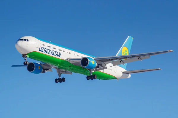 Moskova, Rusya - 26 Mart 2019: Uçak Boeing 767-33p(Er) Uk67006 Uzbekistan Airways mavi gökyüzü güneşli sabah Moskova'da Vnukovo Uluslararası Havaalanı'nda iniş olacak