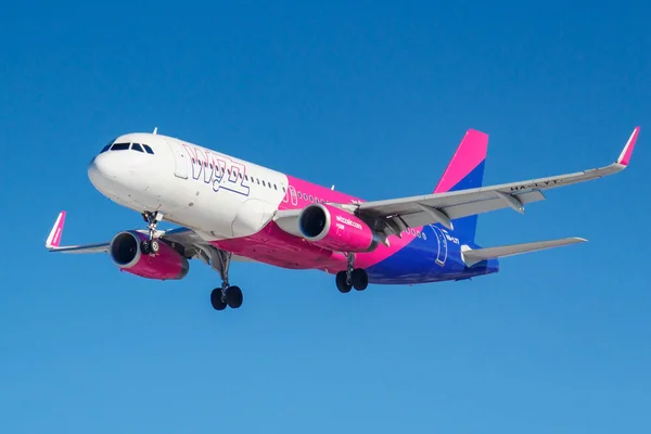 Moskova, Rusya - 26 Mart 2019: Uçak Airbus A320-232(Wl) Ha-Lyt mavi gökyüzü güneşli sabah Moskova'da Vnukovo Uluslararası Havaalanı'nda iniş olacak Wizz hava