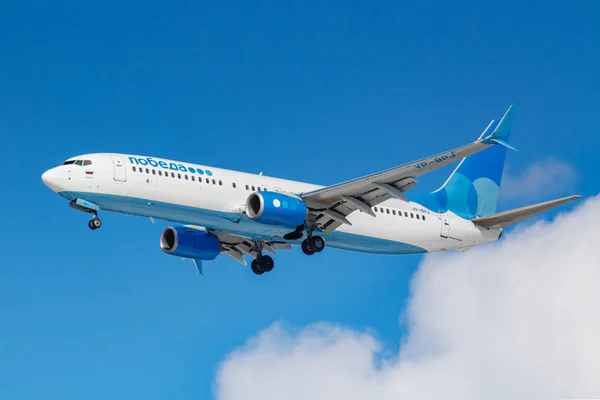 Moscú, Rusia - 26 de marzo de 2019: Avión Boeing 737-8AL (WL) VP-BPJ de la aerolínea Pobeda contra el cielo azul en la soleada mañana que aterriza en el aeropuerto internacional de Vnukovo en Moscú — Foto de Stock