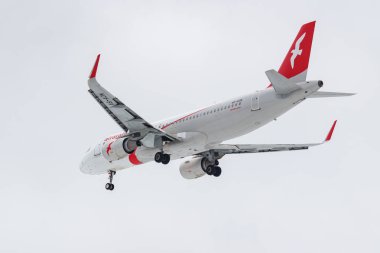 Moskova, Rusya - 17 Mart 2019: Uçak Airbus A320-214(Wl) A6-Aon, Hava bulutlu bir günde gri gökyüzü karşı Moskova Domodedovo Uluslararası Havaalanı'nda iniş olacak Arabistan