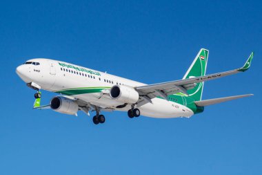 Moskova, Rusya - 26 Mart 2019: Uçak Boeing 737-81z(Wl) Yi Asv Irak Havayolları, mavi gökyüzü güneşli sabah Moskova'da Vnukovo Uluslararası Havaalanı'nda iniş olacak