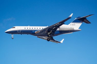 Moskova, Rusya - 26 Mart 2019: Uçak Bombardier Bd-700-1a11 Global 5000 M-Sksm mavi gökyüzü güneşli sabah Moskova'da Vnukovo Uluslararası Havaalanı'nda iniş olacak