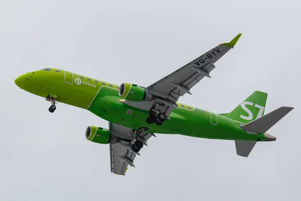 Moscow, Russia - March 17, 2019: Aircraft Embraer ERJ-170SU (ERJ-170-100 SU) VQ-BYV of S7 - Siberia Airlines going to landing at Domodedovo international airport in Moscow against gray sky — Stock Photo, Image