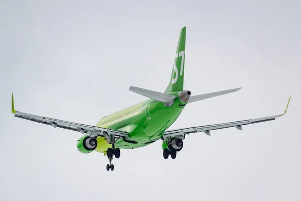 Moscú, Rusia - 17 de marzo de 2019: Embraer ERJ-170SU (ERJ-170-100 SU) VQ-BBO de S7 - Siberia Airlines aterriza en el aeropuerto internacional de Domodedovo en Moscú contra el cielo gris — Foto de Stock