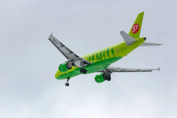 Moscow, Russia - March 17, 2019: Aircraft Airbus A319-114 VP-BHI of S7 - Siberia Airlines going to landing at Domodedovo international airport in Moscow against gray sky — Stock Photo, Image