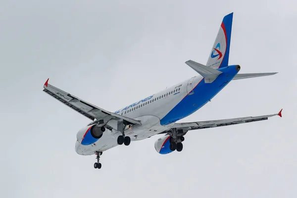Moscow, Russia - March 17, 2019: Aircraft Airbus A320-214 VP-BQW of Ural Airlines going to landing at Domodedovo international airport in Moscow against gray sky on a cloudy day — Stock Photo, Image