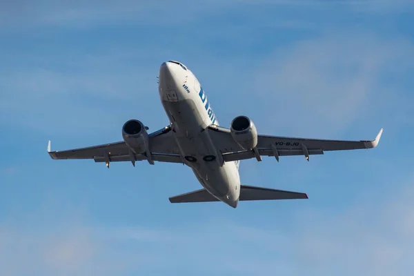 Moscú, Rusia - 20 de marzo de 2019: Avión Boeing 737-524 (WL) VQ-BJQ de UTair Aviation despega en el aeropuerto de Vnukovo en Moscú sobre un fondo de cielo azul en la soleada mañana — Foto de Stock