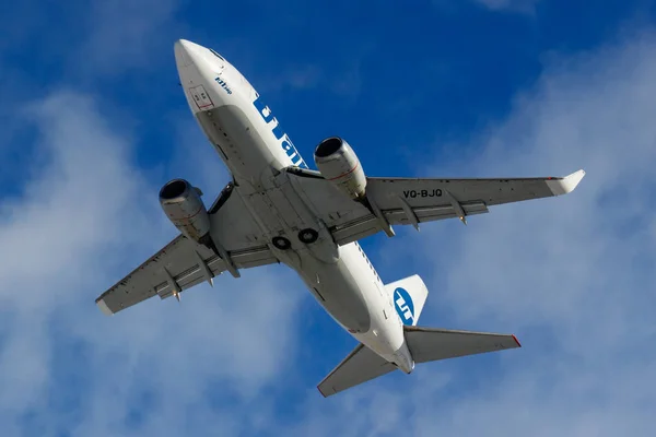 Moscú, Rusia - 20 de marzo de 2019: Avión Boeing 737-524 (WL) VQ-BJQ de UTair Aviation despega en el aeropuerto de Vnukovo en Moscú sobre un fondo de cielo azul en la soleada mañana — Foto de Stock