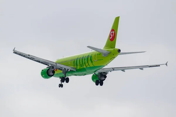 Moscow, Russia - March 17, 2019: Aircraft Airbus A319-114 VP-BHF of S7 - Siberia Airlines going to landing at Domodedovo international airport in Moscow against gray sky on a cloudy day — Stock Photo, Image