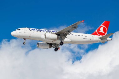 Moskova, Rusya - 26 Mart 2019: Uçak Airbus A320-232 Tc-Juf mavi gökyüzü güneşli sabah Moskova'da Vnukovo Uluslararası Havaalanı'nda iniş olacak karşı Türk Hava Yolları