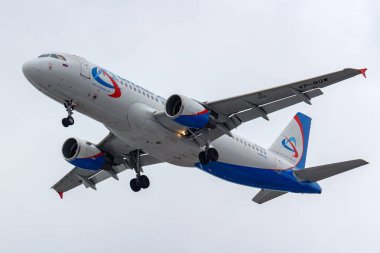 Moskova, Rusya - 17 Mart 2019: Uçak Airbus A320-214 Vp-Bqw Ural bulutlu bir günde gri gökyüzü karşı Moskova Domodedovo Uluslararası Havaalanı'nda iniş olacak hava yolları