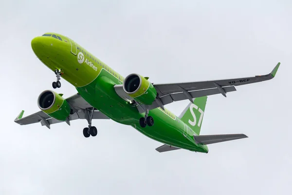 Moscow, Russia - March 17, 2019: Aircraft Airbus A320-271N VQ-BCF of S7 - Siberia Airlines going to landing at Domodedovo international airport in Moscow against gray sky on a cloudy day — Stock Photo, Image