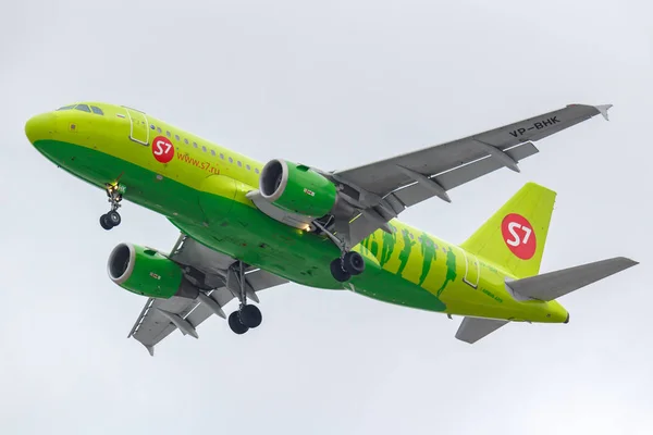 Moscow, Russia - March 17, 2019: Aircraft Airbus A319-114 VP-BHK of S7 - Siberia Airlines going to landing at Domodedovo international airport in Moscow against gray sky on a cloudy day — Stock Photo, Image