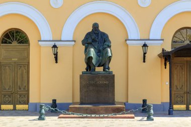 Moskova, Rusya-03 Haziran 2018: Moskova 'da Devlet Akademik küçük Tiyatrosu yakınında yazar Alexander Ostrovsky Anıtı