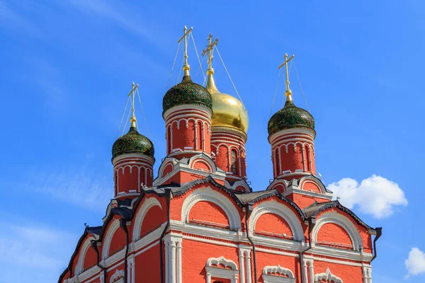 Moscú, Rusia - 03 de junio de 2018: Cúpulas de la Catedral de la Madre de Dios Signo del antiguo monasterio de Znamensky en Moscú en un día soleado contra el cielo azul — Foto de Stock