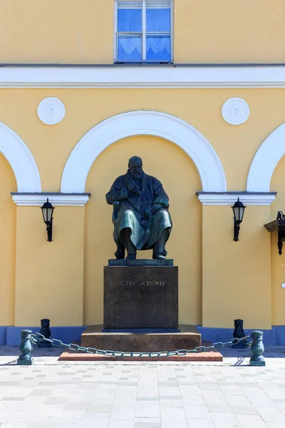 Moskou, Rusland-03 juni, 2018: monument voorschrijver Alexander Ostrovsky nabij State academisch klein theater in Moskou — Stockfoto