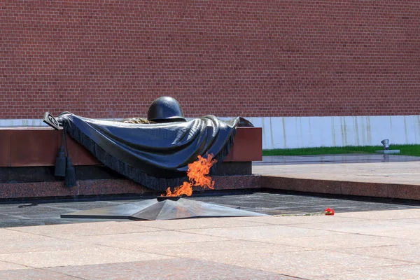 Moscou, Rússia - 03 de junho de 2018: Chama Eterna no Túmulo do Soldado Desconhecido perto da parede do Kremlin de Moscou — Fotografia de Stock