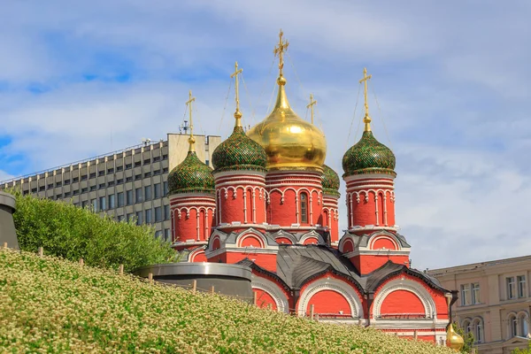 Москва, Россия - 21 июня 2018 года: Купола Божией Матери Знамение бывшего Знаменского монастыря в Москве против зеленой лужайки в парке "Зарядье" в солнечный день — стоковое фото