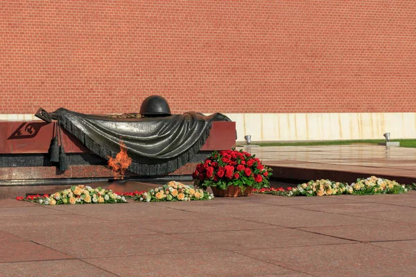 Москва, Россия - 28 июня 2018 года: Вечный огонь у гробницы Неизвестного солдата возле стены Московского Кремля — стоковое фото