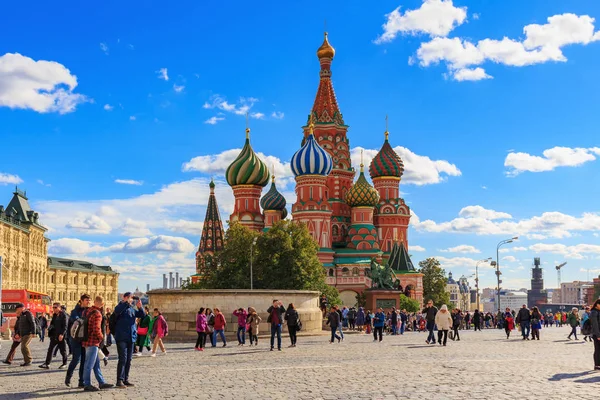 Moscú, Rusia - 30 de septiembre de 2018: Los turistas caminan en la Plaza Roja sobre un fondo de Lobnoye Mesto y St. Catedral de Basilio en día soleado — Foto de Stock