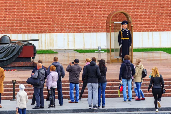 Moscow, Russia - September 30, 2018: Tourists near Eternal Flame at Tomb of Unknown Soldier in Aleksandrovskiy Garden in Moscow — Stock Photo, Image