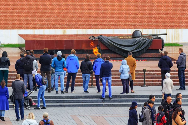 Moskou, Rusland-30 september, 2018: toeristen in de buurt van eeuwige vlam op graf van onbekende soldaat in Aleksandrovskiy tuin in Moskou — Stockfoto