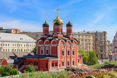 Moskova, Rusya-03 Haziran 2018: güneşli bir gün Moskova 'da eski Znamensky Manastırı Işareti Tanrı 'nın annesi Katedrali görünümü