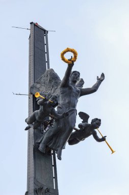 Moskova, Rusya-Haziran 09, 2018: mavi gökyüzüne karşı Moskova 'da Poklonnaya Tepesi 'nde Zafer Anıtı