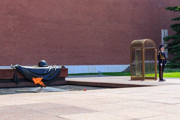 Москва, Россия - 3 июня 2018 года: Вечный огонь у могилы неизвестного солдата в Александровском саду в Москве — стоковое фото