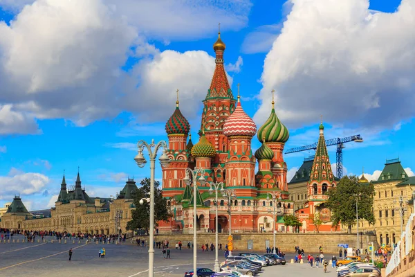 Moskova, Rusya-Eylül 30, 2018: Sunny gün beyaz bulutlar ile mavi gökyüzü bir arka planda Moskova Kremlin yakın St Basil Katedrali görünümü