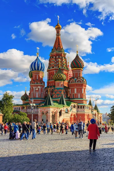 Moscú, Rusia - 30 de septiembre de 2018: Los turistas caminan por la Plaza Roja de nuevo St. Catedral de Basilio en día soleado — Foto de Stock