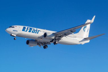 Moskova, Rusya-Mart 26, 2019: uçak Boeing 737-8gu (WL) VQ-güneş sabah mavi gökyüzüne karşı UTair Havacılık bqp Moskova 'da Vnukovo Uluslararası Havaalanı 'nda iniş için gidiyor
