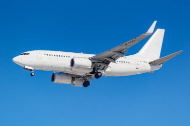 Moskova, Rusya - 26 Mart 2019: Uçak Boeing 737-7ct(Wl) 4l-Tgo Airzena Georgian Airways, mavi gökyüzü güneşli sabah Moskova'da Vnukovo Uluslararası Havaalanı'nda iniş olacak
